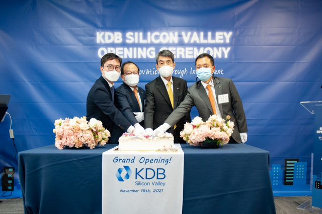 서성훈 KDB 실리콘밸리 LLC 대표(왼쪽 첫번째)가 이동걸 한국산업은행장(왼쪽 세번째)와 16일 문을 연 KDB 실리콘밸리 LLC 개소식에서 기념촬영을 하고 있다.(사진=산업은행)