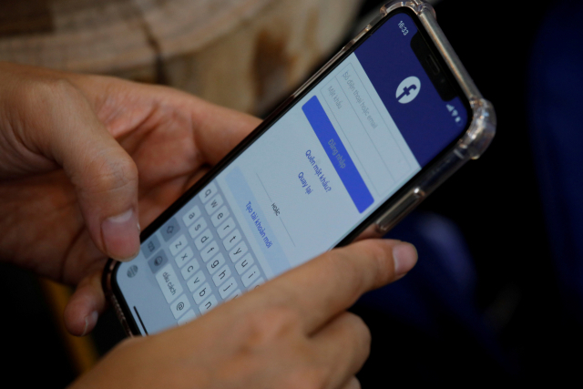 베트남 하노이에서 한 스마트폰 이용자가 페이스북에 접속하기 위해 로그인을 하고 있다. 스마트폰과 소셜 미디어를 통해 전 세계인들이 실시간으로 연결된 사회는 외로움을 전염시키는 속도도 이전보다 훨씬 빠르다. /로이터연합뉴스