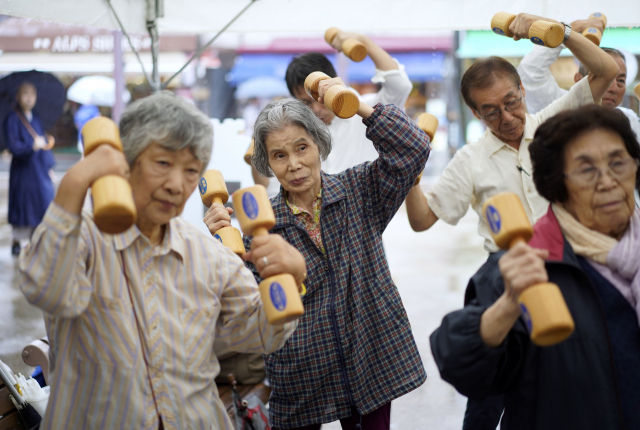 덤벨 들기 이벤트에 참여한 일본 노인들. 일본의 아키타는 평균 연령이 53세로 초고령화의 상징 도시다. 또한 한국, 스페인, 포르투갈 등의 미래이기도 하다./EPA연합뉴스