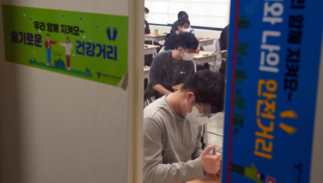 '2022학년도 대학수학능력시험'이 치러진 18일 서울 용산구 용산고등학교에서 수험생들이 1교시 국어영역 시험을 준비하고 있다. /오승현 기자