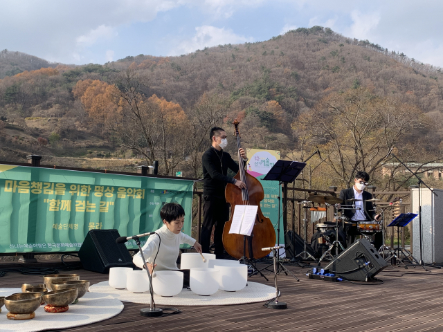 예술단체 몽라가 산림치유원 산림치유문화센터에서 공연을 하고 있다. 사진제공=국립산림치유원