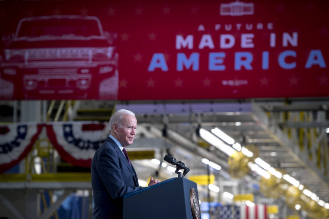 조 바이든 미국 대통령이 17일(현지 시간) 미시간주 디트로이트의 제너럴모터스(GM) 전기차 조립공장인 '팩토리 제로'를 방문해 연설하고 있다. /AFP연합뉴스
