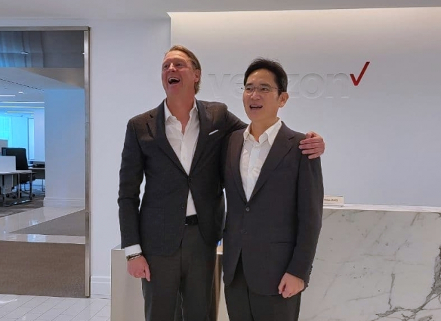 이재용(오른쪽) 삼성전자 부회장이 17일(현지 시간) 미국 뉴저지주 버라이즌 본사에서 한스 베스트베리 버라이즌 최고경영자(CEO)를 만나 어깨동무를 하고 있다. /사진 제공=삼성전자