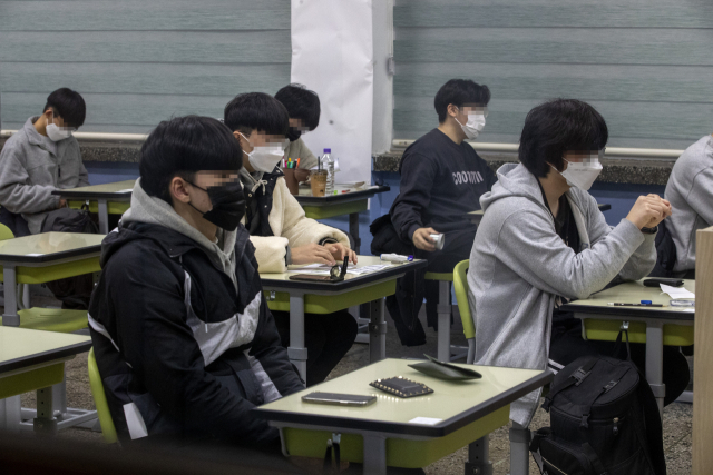 2022학년도 대학수학능력시험이 치러진 18일 오전 서울 여의도고등학교에 마련된 시험장에서 수험생들이 시험을 기다리고 있다./연합뉴스