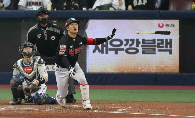 KT 위즈 8번 타자 신본기가 18일 KBO 한국시리즈 4차전에서 5회에 솔로 홈런을 때려내고 있다. /연합뉴스