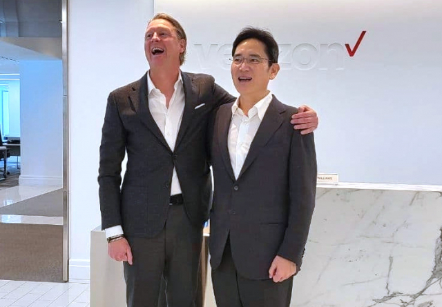 이재용 삼성전자 부회장(오른쪽)이 17일(현지시간) 미국 뉴저지주 버라이즌 본사에서 한스 베스트베리(Hans Vestberg) CEO(왼쪽)와 만나 기념 촬영하고 있다./연합뉴스