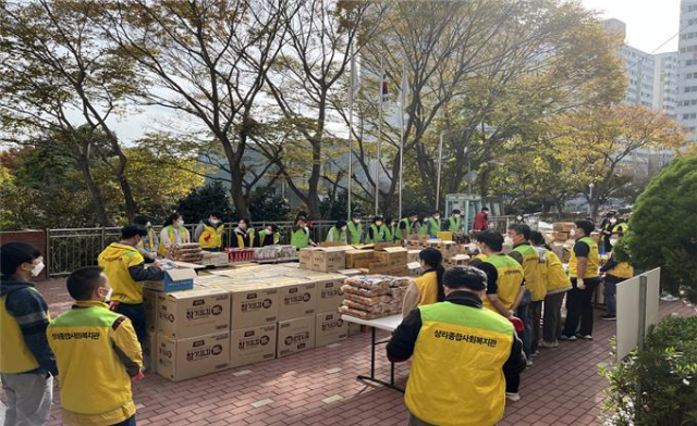 부산혁신도시 이전공공기관협의회에 소속된 이전공공기관 13곳과 부산은행이 직접 제작한 희망상자가 영도구 상리종합사회복지관에 전달됐다./사진제공=부산시