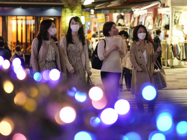 지난 7일 일본 도쿄에서 마스크를 착용한 여성들이 길을 걷고 있다./EPA연합뉴스