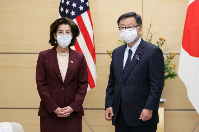 지나 러몬도 미국 상무장관이 15일 일본 도쿄 총리 관저에서 마쓰노 히로카즈 일본 관방장관을 만나 사진을 찍고 있다./EPA연합뉴스