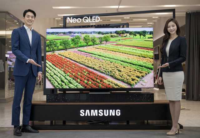 삼성전자 모델들이 네오 QLED TV를 소개하고 있다. 삼성의 QLED 제품 판매량은 올 3분기까지 누적 629만 대에 달했다.