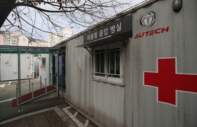 18일 서울 은평구 서울시립서북병원 주차장에 위중증 환자 급증에 대비한 이동형 음압 병실이 설치돼 있다./연합뉴스