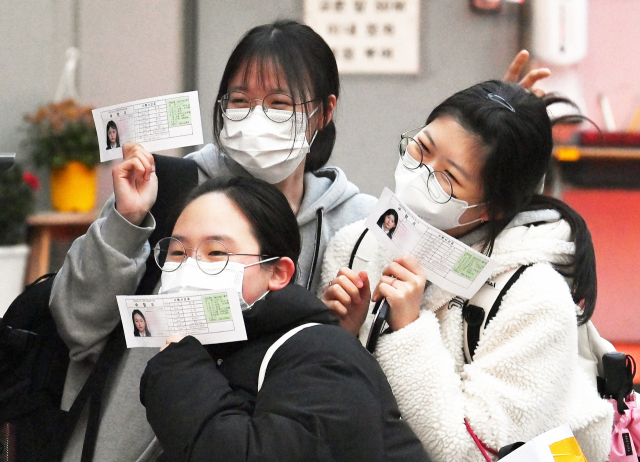 2022학년도 대학수학능력시험이 실시된 18일 오후 서울 강남구 개포고에서 시험을 마친 수험생들이 수험표를 들고 홀가분한 표정으로 기념 사진을 찍고 있다. /오승현 기자