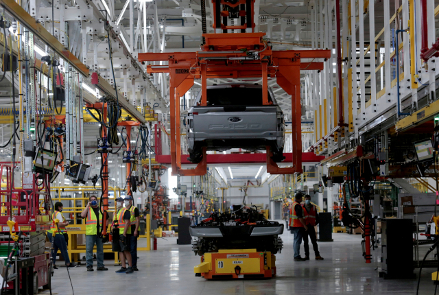 미국 미시간주 디어본에 위치한 포드 루즈 전기차센터에서 근로자들이 전기차 픽업트럭인 ‘F-150 라이트닝’을 검수하고 있다. /로이터연합뉴스