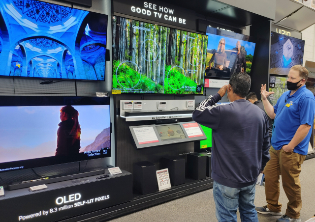 연말 쇼핑시즌을 앞두고 미국 필라델피아 인근 베스트바이(BestBuy) 매장을 찾은 소비자가 LG 올레드 TV를 살펴보고 있다./사진 제공=LG전자
