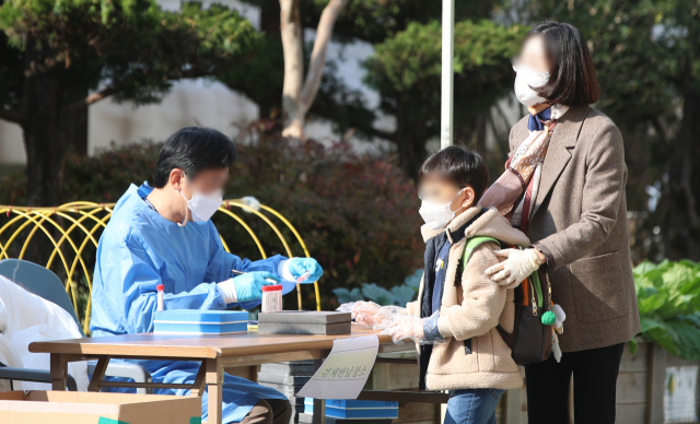 지난 19일 오후 광주 광산구 한 초등학교에서 병설유치원생을 대상으로 한 진단 검사가 진행되고 있다. /연합뉴스