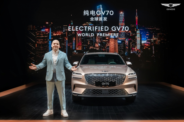 마커스 헨네 제네시스 중국 법인장이 19일 광저우 모터쇼에서 세계 최초로 공개한 GV70 전동화 모델을 소개하고있다.