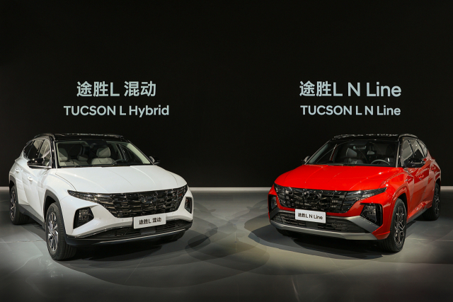 현대자동차가 19일 광저우 모터쇼에서 공개한 ‘중국형 투싼 하이브리드(왼쪽)’와 투싼 N라인./사진제공=현대차그룹