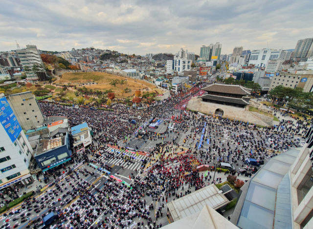 전국민주노동조합총연맹(민주노총) 조합원들이 서울 동대문구 흥인지문 인근에서 지난 13일 개최한 전국노동자대회에서 노조법 전면 개정을 촉구하며 행진하고 있다. /연합뉴스