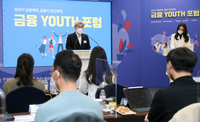 고승범 금융위원장이 서울대 호암교수회관에서 열린 ‘금융 유스(Youth) 포럼’ 개회식을 현장 방문해 청년들에게 적극적인 참여를 당부하고 있다. /사진 제공=금융위