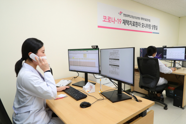 지난 18일 서울 영등포구 한림대 강남성심병원 재틱치료전담팀 사무실에서 간호사가 전화로 환자의 건강상태를 확인하고 있다./사진제공=보건복지부