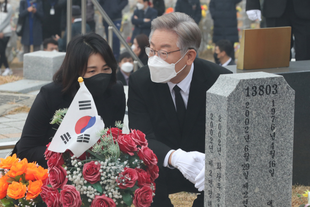 이재명 더불어민주당 대선 후보가 21일 부인 김혜경 씨와 함께 대전 현충원 연평도 포격전 전사자 묘역을 찾아 참배한 뒤 ㅍ]묘역을 둘러보고 있다. / 연합뉴스