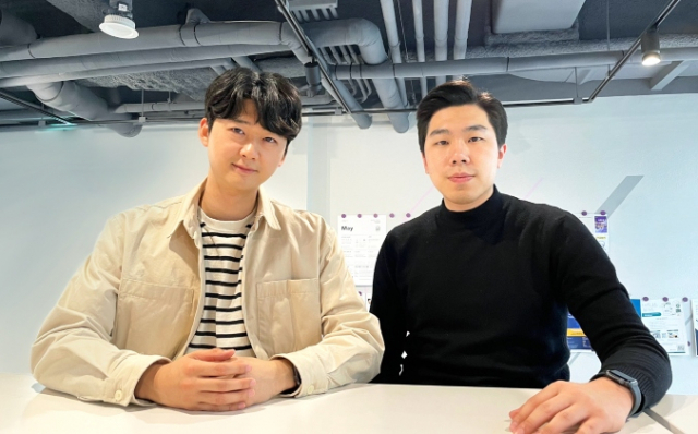 심건우(왼쪽)·이태훈 드리머리 공동대표가 서울 공덕동 사무실에서 디자이너 탐색 서비스에 관해 설명하고 있다./사진 제공=드리머리