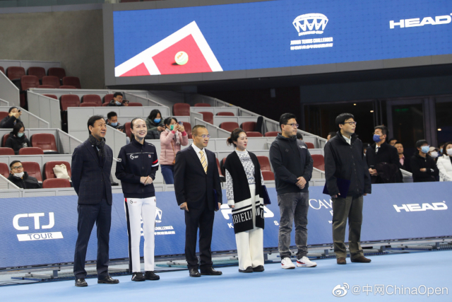 잠적설이 돌던 중국 테니스 선수 펑솨이(왼쪽 두번째)가 19일 휠라 다이아몬드컵 주니어 테니스 대회에 모습을 드러냈다. /사진=웨이보 캡쳐