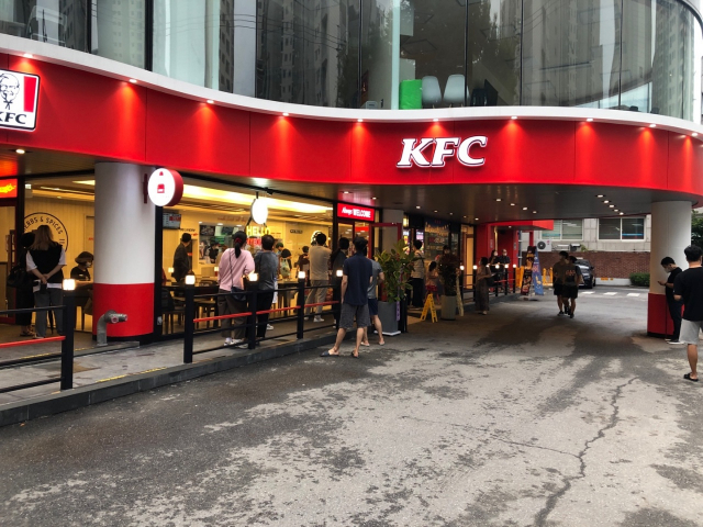 키오스크 리뉴얼과 신메뉴 개발에 이어 ‘위드 코로나’가 시행되자 최근 KFC 매장이 방문객으로 붐비고 있다. /사진 제공=KFC
