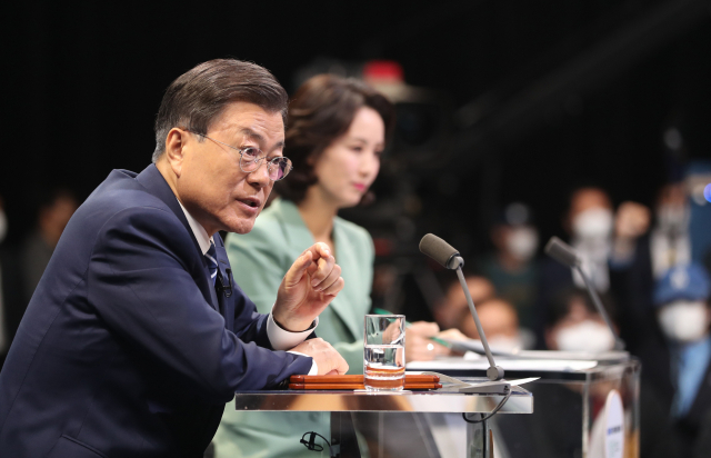 문재인 대통령이 21일 서울 여의도 KBS 공개홀에서 열린 2021 국민과의 대화 '일상으로'에서 국민 패널들의 질문에 답하고 있다./연합뉴스