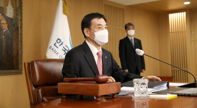 이주열 한국은행 총재가 10월 12일 오전 서울 중구 한국은행에서 열린 금융통화위원회 본회의에서 회의를 주재하고 있다. / 사진제공=한은