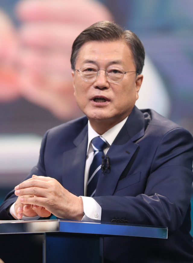 문재인 대통령이 21일 서울 여의도 KBS 공개홀에서 열린 2021 국민과의 대화 '일상으로'에서 국민 패널들의 질문에 답하고 있다. /연합뉴스