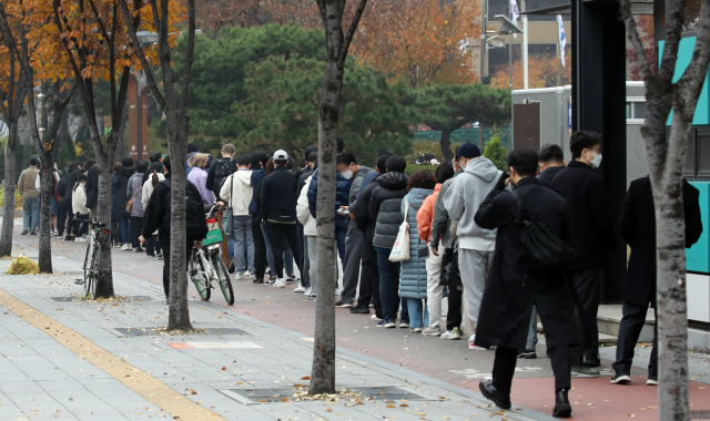 21일 서울 송파구 보건소 선별진료소에 시민들이 검사를 위해 줄 서 있다./연합뉴스