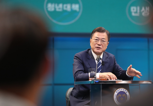 문재인 대통령이 21일 오후 서울 여의도 KBS 공개홀에서 열린 2021 국민과의 대화 '일상으로'에서 국민 패널들의 질문에 답하고 있다. /연합뉴스