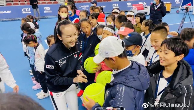 잠적설이 돌던 중국 테니스 선수 펑솨이(왼쪽)가 19일 휠라 다이아몬드컵 주니어 테니스 대회에서 유소년 선수들에게 싸인을 해주고 있다. /사진=웨이보 캡처