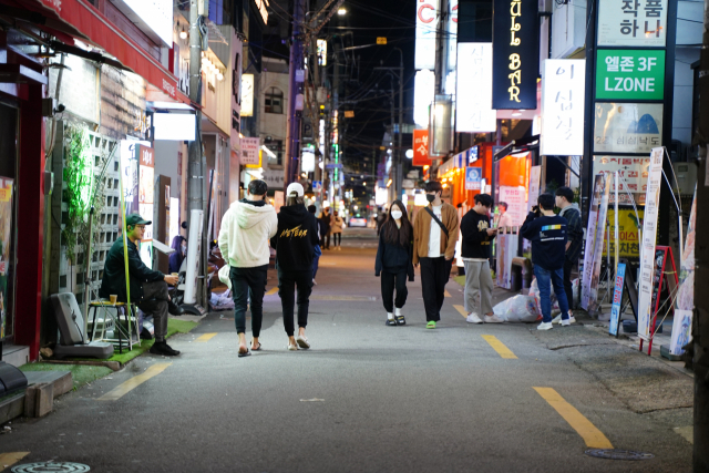 부산 경성대학교 인근 거리에 대학생들이 오가고 있다./부산=조원진기자