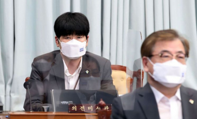 탁현민(왼쪽) 청와대 의전비서관 /연합뉴스