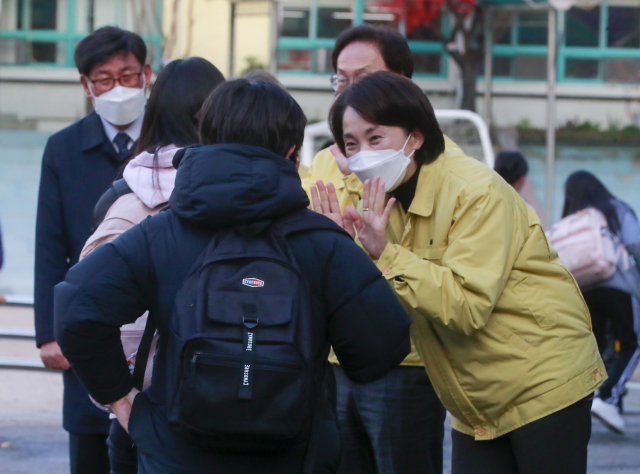 수도권을 포함한 전국 학교가 전면등교를 시작한 22일 서울 용산구 금양초등학교를 방문한 유은혜 사회부총리 겸 교육부 장관(오른쪽)이 학생과 인사하고 있다. /사진공동취재단