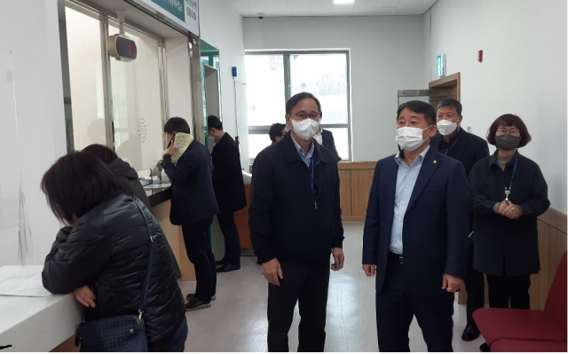 서철모(사진 오른쪽 앞) 대전시 행정부시장은 차량등록사업소를 방문해 이전 청사를 둘러보고 있다. 사진제공=대전시