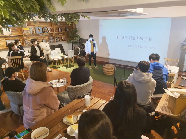 ‘디지털커머스 전문인력 양성 지원사업’에 참여하는 청년이 지난 17일 장안구 천천동 소재 카페에서 창업 아이디어를 발표하고 있다. /사진제공=수원시