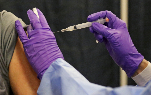 지난 18일(현지 시간) 미국에서 한 남성이 코로나19 백신을 접종하고 있는 모습./AP연합뉴스