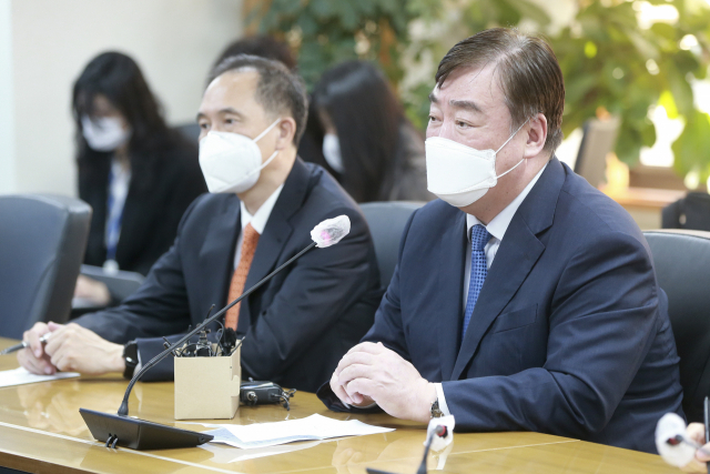 싱하이밍(오른쪽) 주한 중국 대사가 지난 11일 서울 여의도 더불어민주당사에서 이재명 민주당 대선 후보를 만나 발언하고 있다./권욱 기자