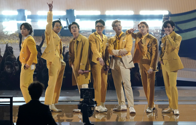 그룹 방탄소년단(BTS)이 21일(현지시간) 미국 LA에서 열린 아메리칸뮤직어워드에서 마지막 순서로 히트곡 ‘버터’의 무대를 꾸미고 있다. /LA=AP연합뉴스