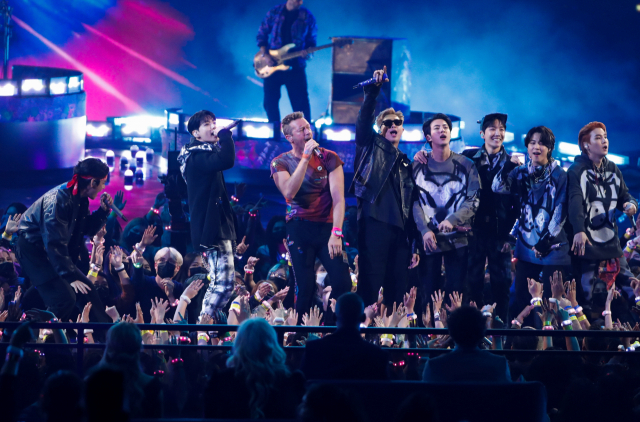 영국 록밴드 콜드플레이와 그룹 방탄소년단(BTS)이 21일(현지시간) 미국 로스앤젤레스에서 열린 아메리칸뮤직어워즈 시상식에서 ‘마이 유니버스’(My Universe)의 무대를 선보이고 있다. /LA=로이터연합뉴스