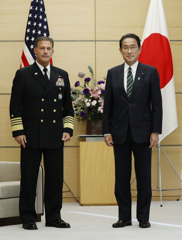 존 아퀼리노(왼쪽) 미국 인도태평양사령관과 기시다 후미오 일본 총리가 지난 11일 일본 도쿄의 기시다 공관에서 만나 기념촬영을 하고 있다./AP연합뉴스