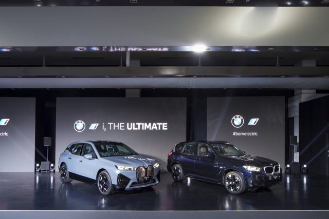 BMW 코리아가 22일 인천 영종도 BMW 드라이빙센터에서 순수 전기차 모델인 iX와 뉴 iX3를 공개했다./사진제공=BMW