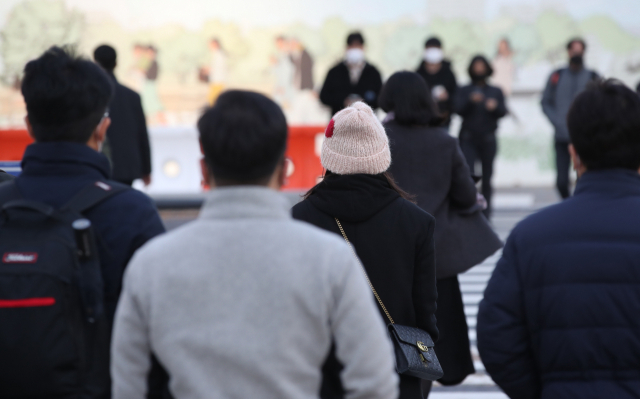 절기상 소설(小雪)인 지난 22일 시민들이 서울 종로구 세종대로를 서둘러 걷고 있다. /연합뉴스