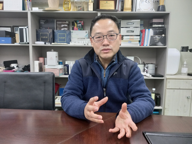 원용기 비즈엔몰드 대표가 인천시 가좌동 공장 사무실에서 인터뷰를 하고 있다.