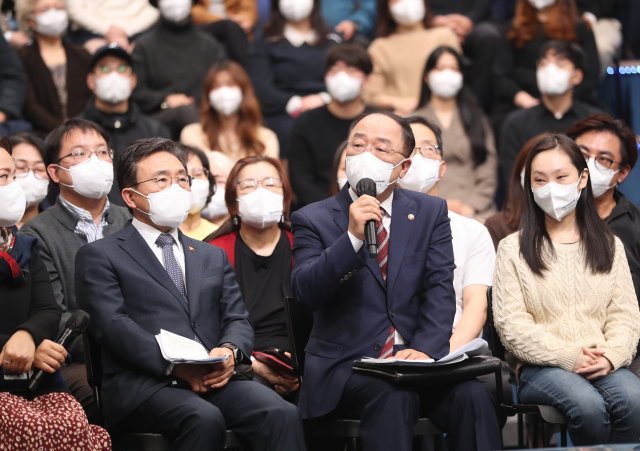 홍남기 경제부총리가 21일 오후 서울 여의도 KBS 공개홀에서 열린 문재인 대통령 2021 국민과의 대화 '일상으로'에 배석, 답변하고 있다. /연합뉴스