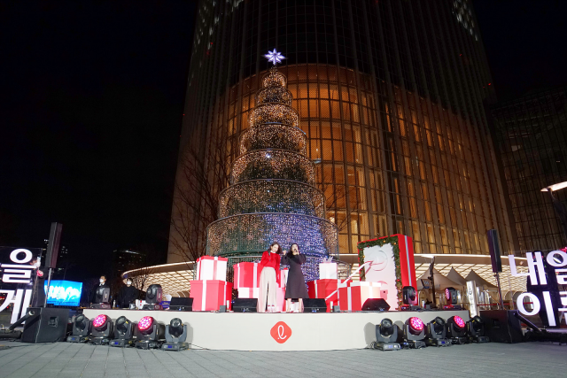 롯데월드타워 앞 아레나 광장에 설치된 15m 크기의 대형 크리스마스 트리/사진 제공=롯데물산