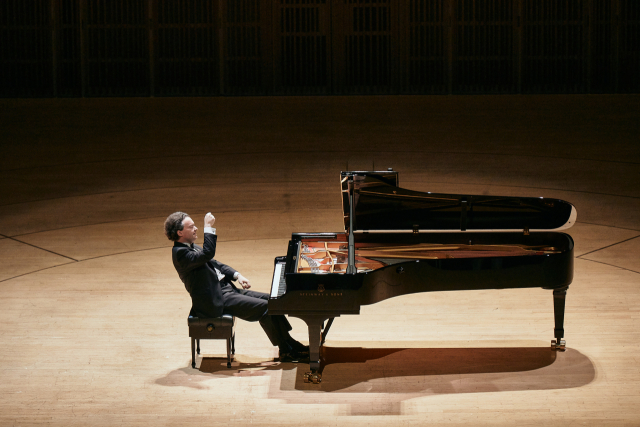 피아니스트 예프게니 키신이 지난 22일 롯데콘서트홀에서 열린 내한 리사이틀에서 연주하고 있다./사진=롯데콘서트홀